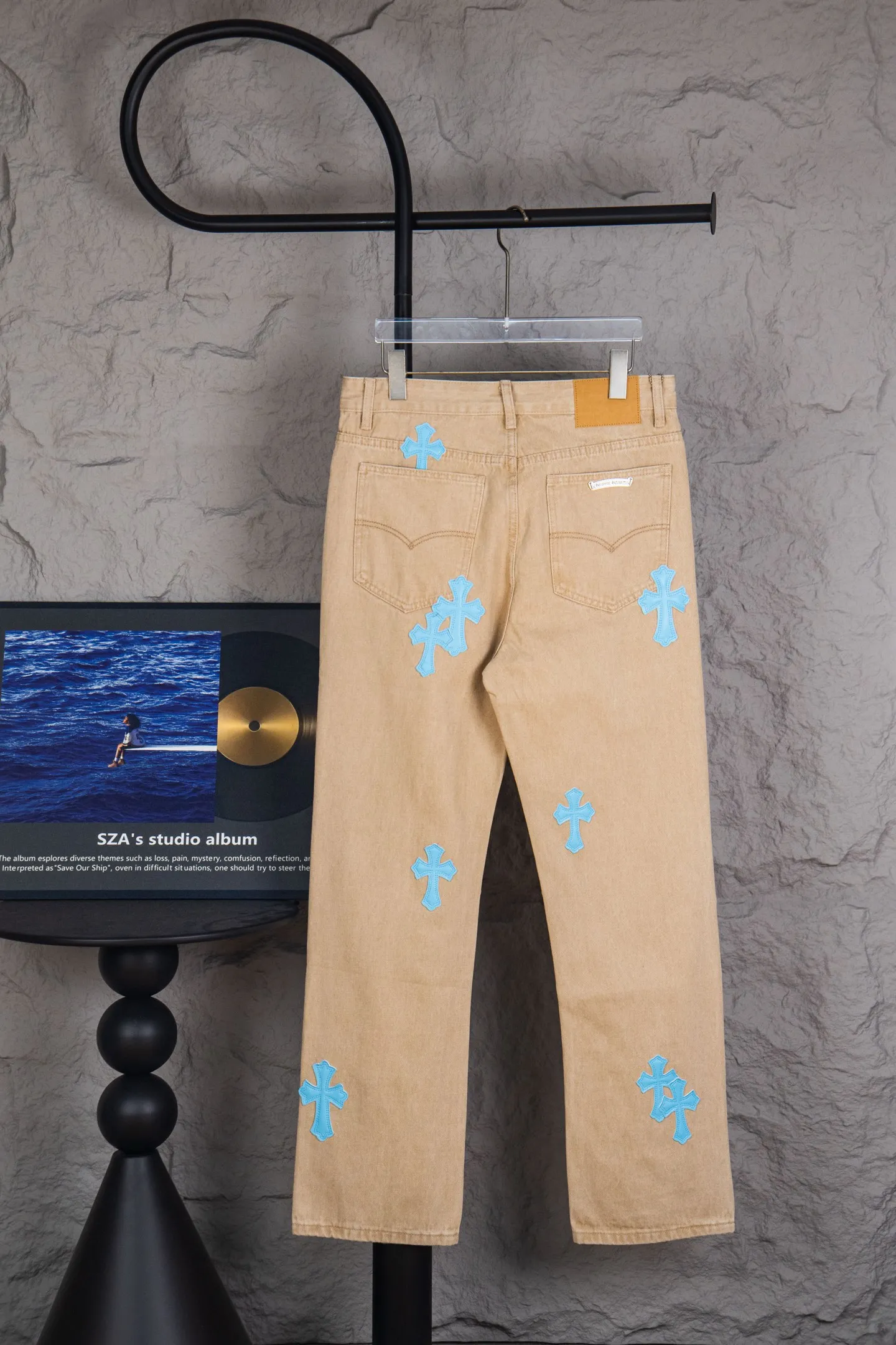 P260 top version CH Chromehearts Miami-limited fluorescent blue cross patch khaki jeans, counter price 34W level, patch cross pattern embellishment, washed jeans! ! An absolutely high-end luxury product, a 1.9W-level god-level single product, a super popular product, made by top heavy industry, a magic weapon that cannot be missed! [About Zangyin] This is an extremely luxurious fashion brand that can also be called the aristocracy of the high street. It has always been an exclusive brand for some hipsters or rich second generations. Compared with ordinary high streets, it is more luxurious and noble. Compared with luxury brands, it is more fashionable and individual. It has always been a brand that I have a special liking for. [Top heavy industry fashion design] Consistently high-street luxury style. Speaking of this style, the Zangyin family and GU family are definitely the leading representative brands. Especially the Zangyin family has really achieved a state-of-the-art effect in creating high-street style. The unique washed material is used to create this style. The color system is already quite eye-catching. After it is decorated with patchwork cross flowers, it cleverly highlights the charm of the brand. Secondly, this style uses classic The high-waist cutting design highlights the long legs and fashionable temperament of the upper body. The brand is highly recognizable and the slim fit configuration is more suitable for daily wear. It is a product that interprets personality, fashion, and specifications at a glance. This single product is enough to make any fan excited. It can be a white T-shirt for a youthful college style, or a tight suspender for a royal style. It has strong matching ability and can be easily controlled by men.  [Materials and craftsmanship] Needless to say, this point goes without saying. As an excellent craftsman brand, Zangyin’s requirements for details and craftsmanship are really perfect. The washed color of this model has gone through so many processes, not to mention the embellishment of denim appliques. It is also purely hand-made and sewn. Just like what they believe in, only hand-made things have soul and have the meaning of wear. A top-notch heavy-duty fashionable denim item, I look forward to your perfect interpretation! !  Color: Khaki Size: 28-34